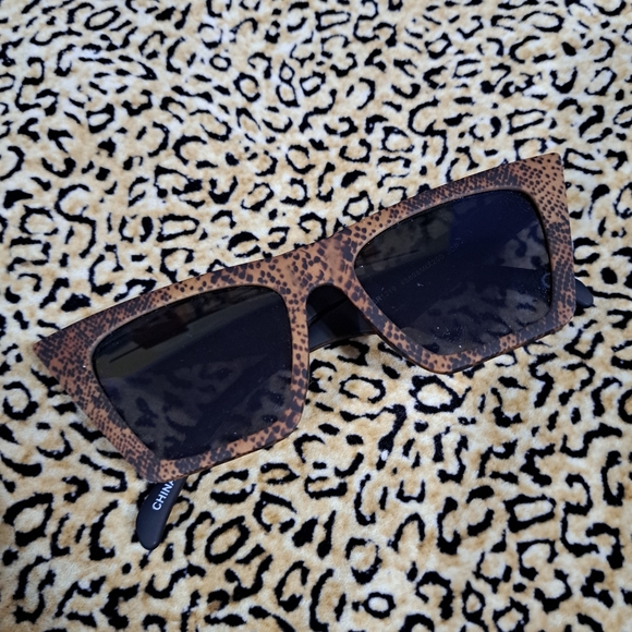 🌈NWOT SNAKE PRINT CAT EYE SUNGLASSES - Picture 1 of 4